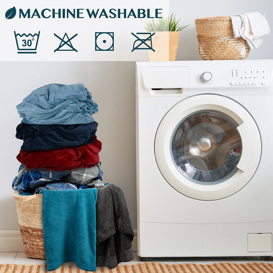 Cozy Fleece Blanket with Pocket – Soft Warm Throw Blanket