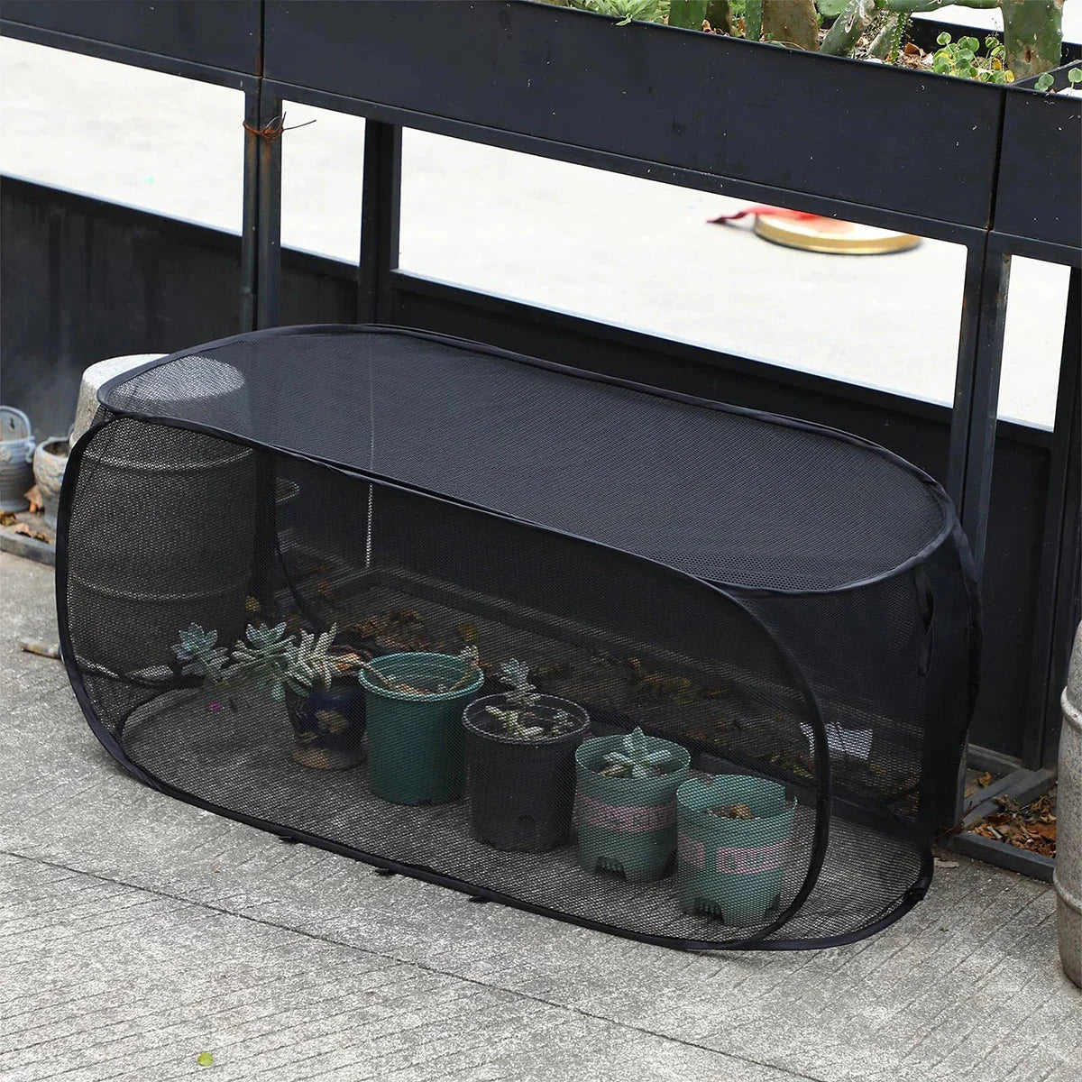 Pop-up foldable plant protection net for beds